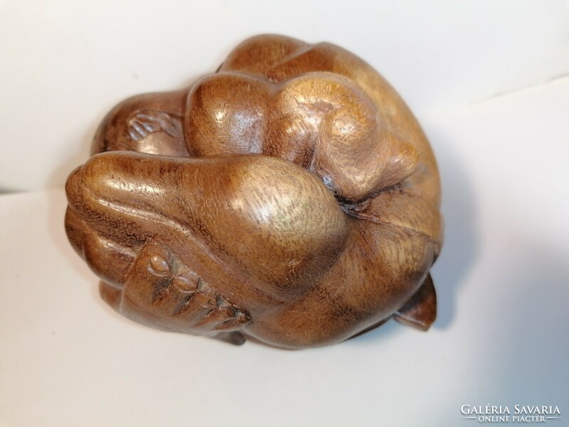 Carved wooden statue of a crying butha (913)