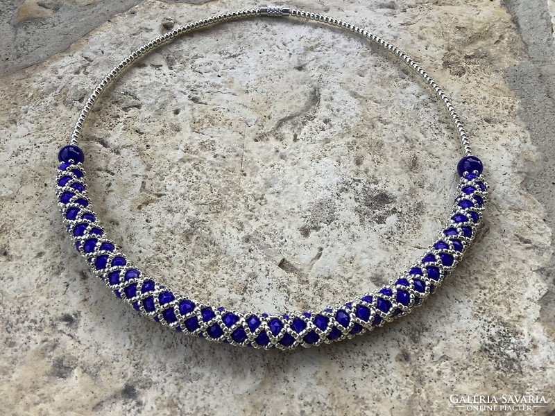 Extravagáns nyakék párizsi kék csiszolt gyöngyökből és ezüst színű japán toho gyöngyökből