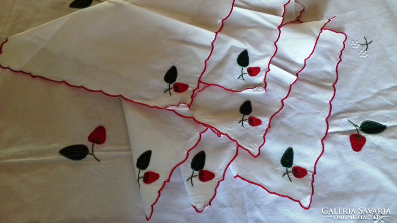 158 X 113 cm tablecloth + 6 napkins 26 x 26 cm x