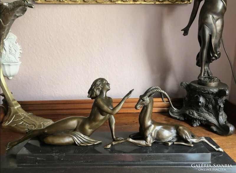 Női akt antiloppal - bronz szobor műalkotás