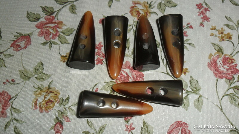 6 slightly curved horn coat buttons 5 cm.