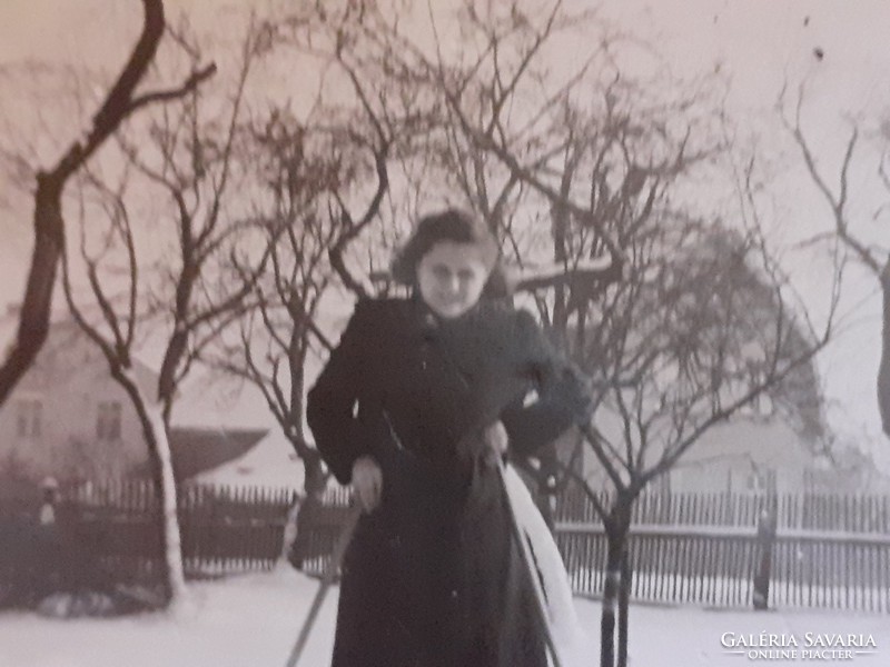 Régi női fotó 1940 körül vintage téli fénykép síléc