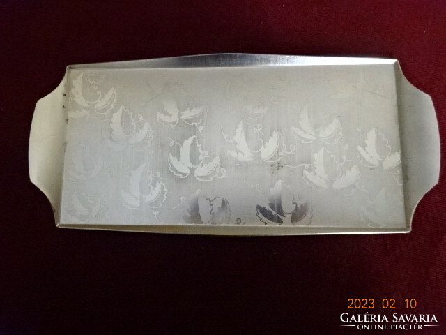 Gold-plated metal tray with leaf pattern, size: 31 x 14.5 cm. Jokai.
