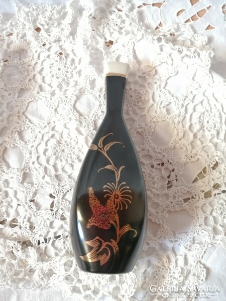 Graceful, elegant vase, 19.5 cm with a gold floral pattern on a black background.