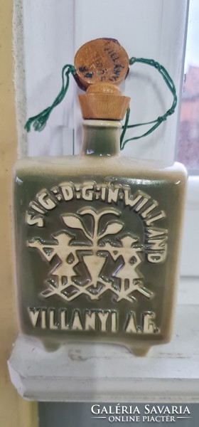 Zsolnay water bottle with Villány motifs
