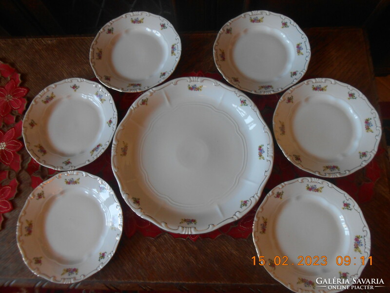 Cake set with Zsolnay flower bouquet pattern