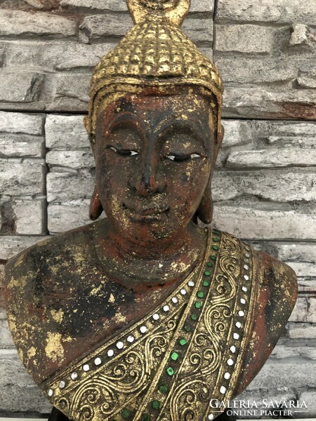 Buddha szobor fej fa alapzaton