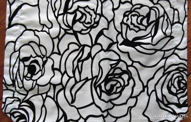 Szecessziós stílusú elegáns francia bársony fekete-fehér rózsás hosszú futó  185 x 41