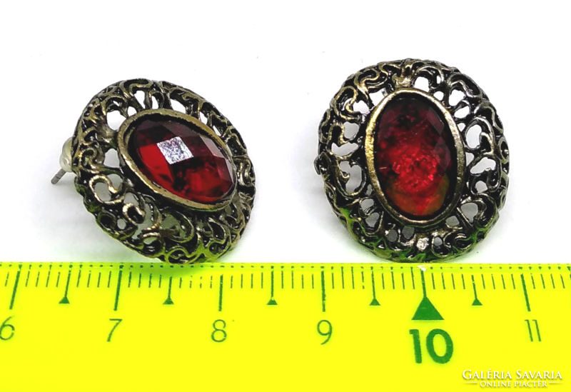 Filigrán bronz ovál fülbevaló, nagy fazettált rubin piros kristállyal 67