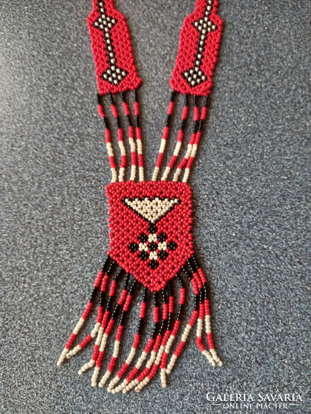 Piros hosszú kézzel készített nyaklánc gyöngyökből