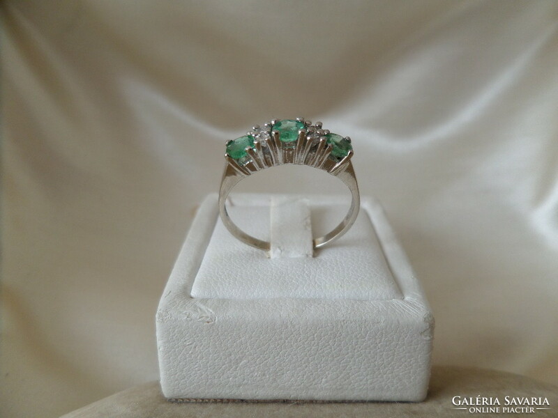 Fehér arany gyűrű halványzöld smaragdokkal és apró brillekkel