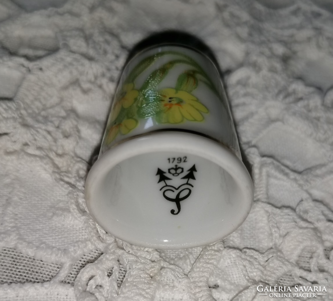 Porcelain thimble with bee blade 8.