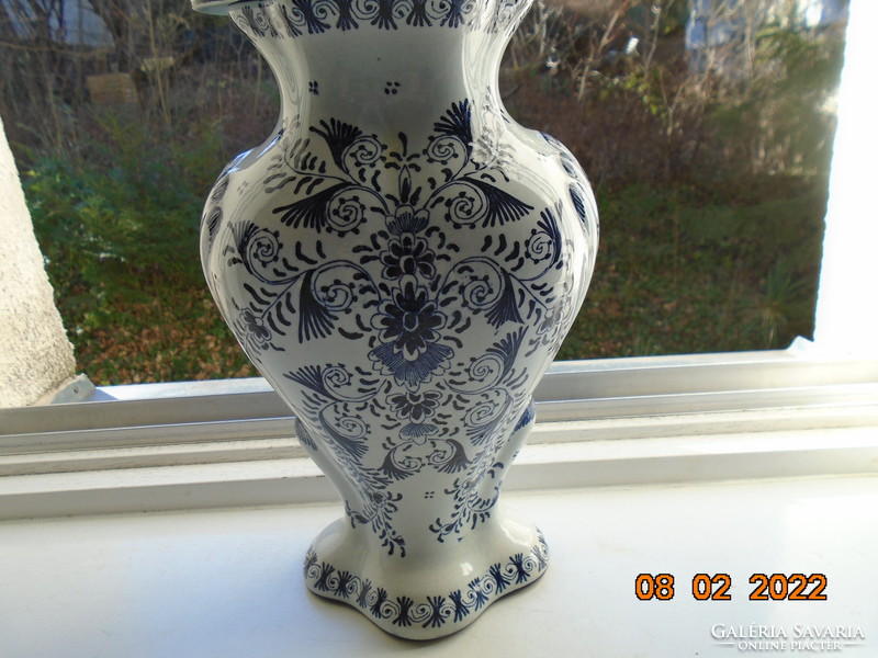19.sz gazdag kézzel festett kobaltkék mintákkal, dombormintás fedeles váza tájképpel