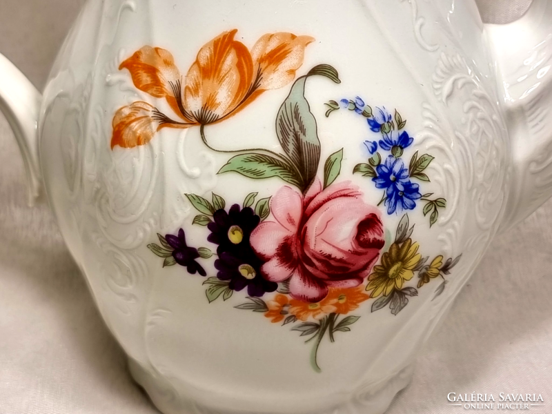 Aranyfestett Bernadotte csehszlovák porcelán teás kanna, virágmintás dekorral, XX.szd második fele.