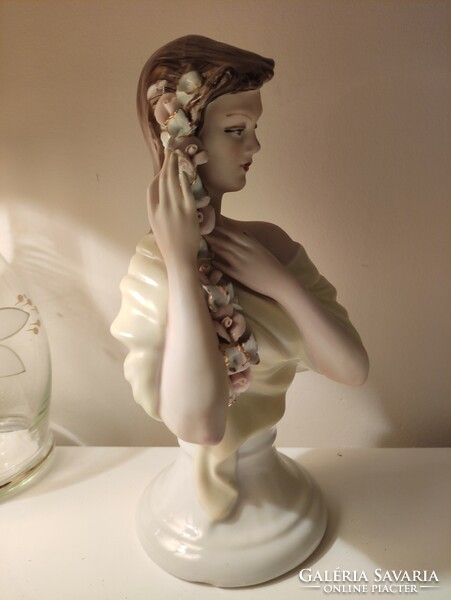 Fésülködő hölgy, hajába rózsát drágakövet fonó női mellszobor porcelán Apulum Lucru Manual