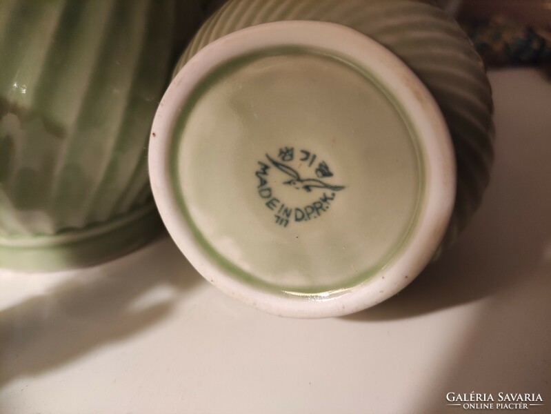 DPRK Észak Koreai retro jelzett zöld csavart csurgatott mázas porcelán teás kanna és cukortartó