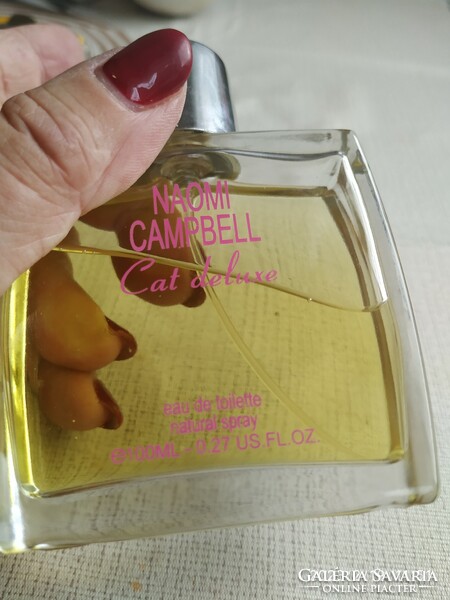 Naomi Campbell parfüm eladó!
