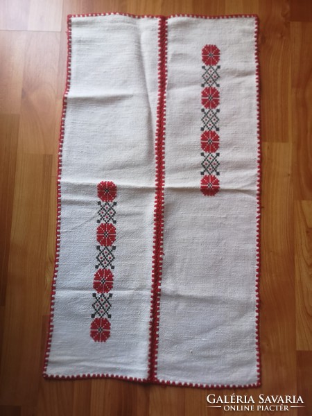 Embroidered table runner, tablecloth dimensions: 70 x 38 cm
