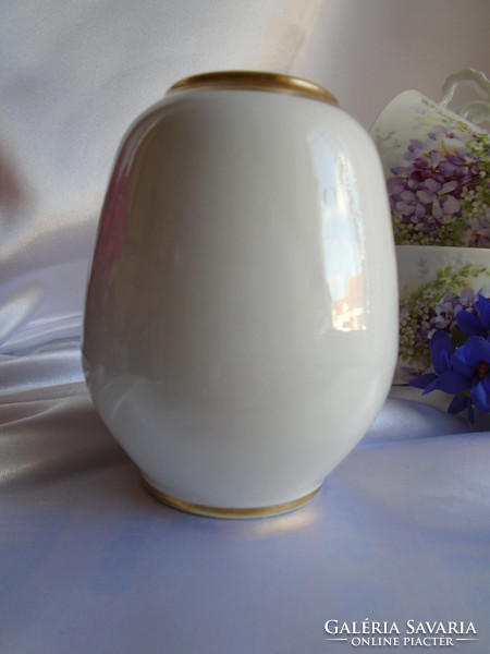 Kicsi,  Royal Bavaria ibolya váza.   Magassága:  10 cm.