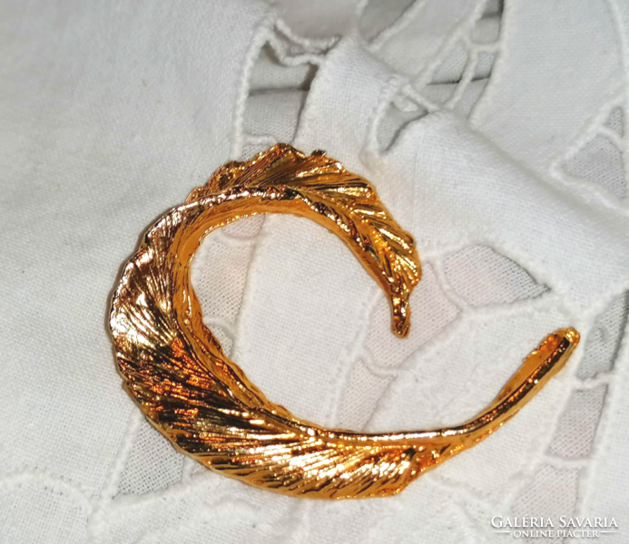 Elegant, interestingly shaped golden leaf brooch 92.