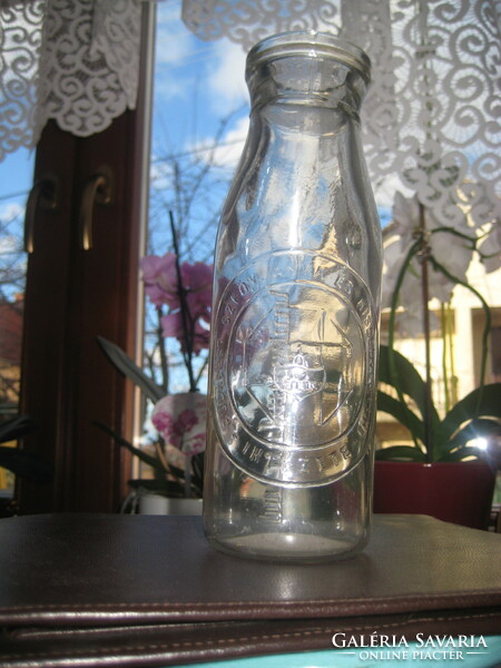 Tejes üveg  : Bpest  Székesfőváros  Anya és Kisdedvédelmi  Intézet , odalán beosztásokkal