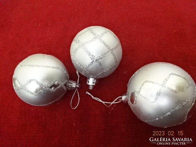 Karácsonyi gömbök, ezüst színű, átmérője 6 cm. Jókai.