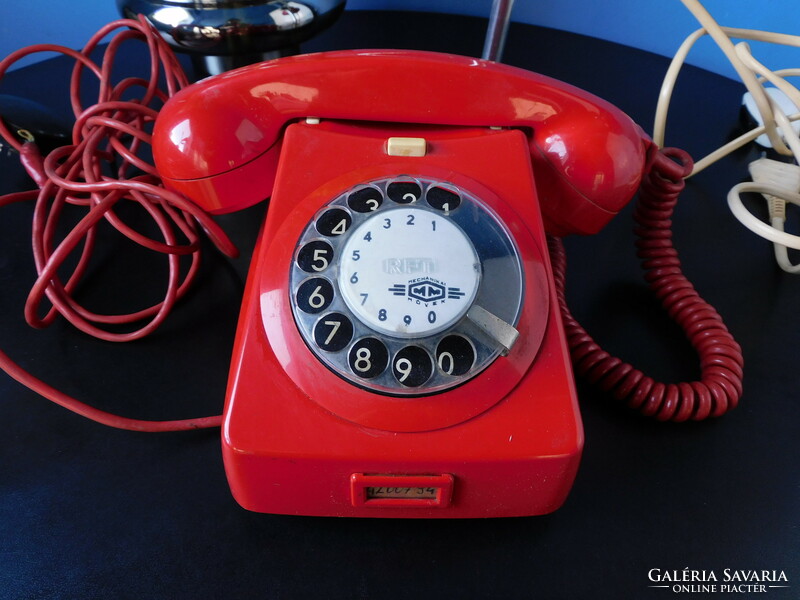 Retro piros telefon és íróasztali lámpa