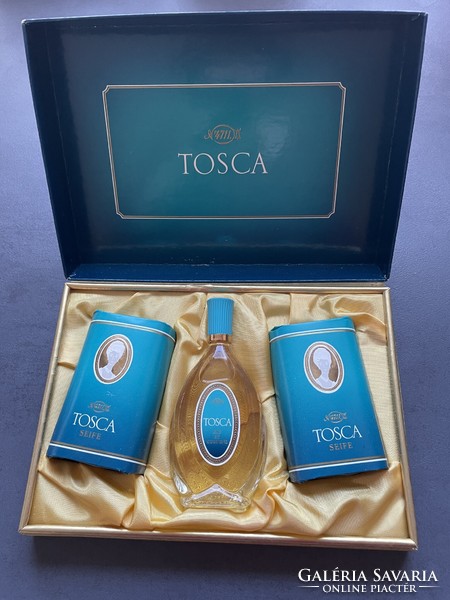 Immaculate, old Tosca cologne and 2 soaps in their own silk-lined gift box