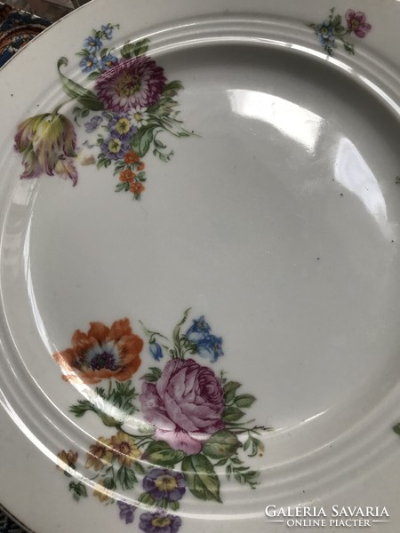 2 bent porcelain flat plates 24 cm with a beautiful bouquet of flowers