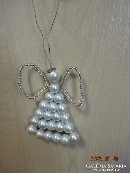 Karácsonyi dísz, gyöngyökből készült angyalka, magassága 6,5 cm. Jókai.