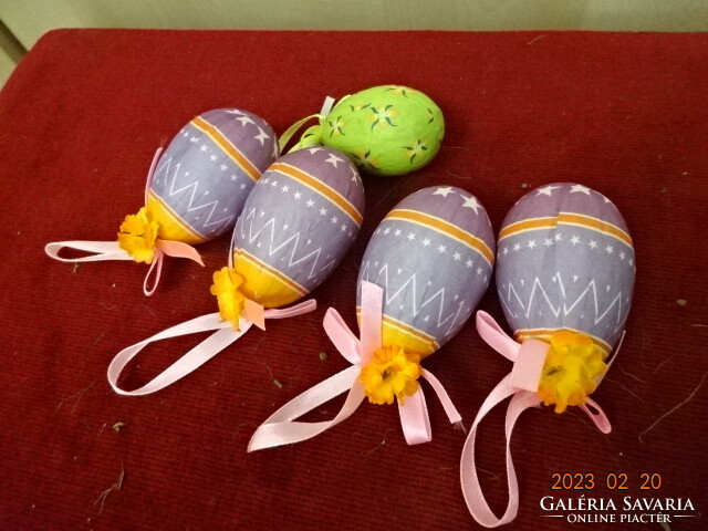 Four Easter eggs with yellow flowers and one green egg. Jokai.
