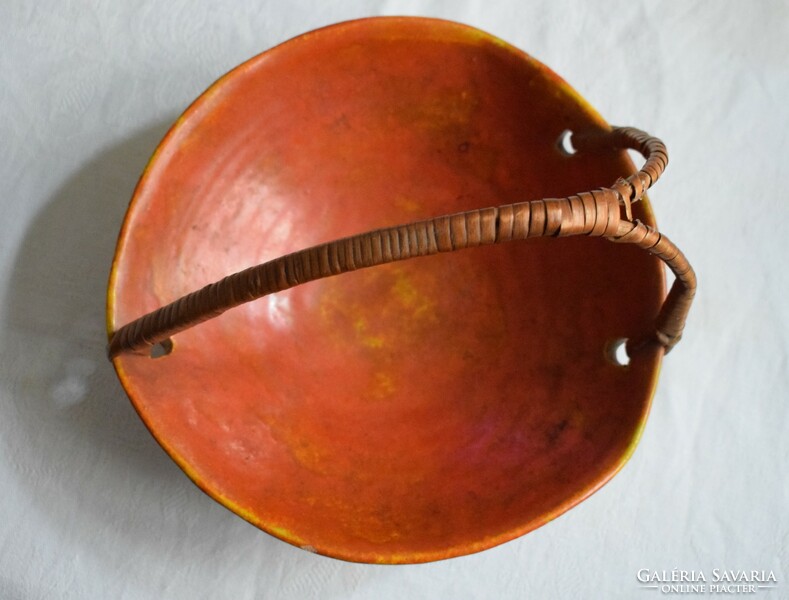 Iparművészeti kézműves retro kerámia kínáló gyümölcs tál vesszőfonat fül 20 x 20 12,5 cm