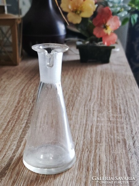 Mini pouring bottle