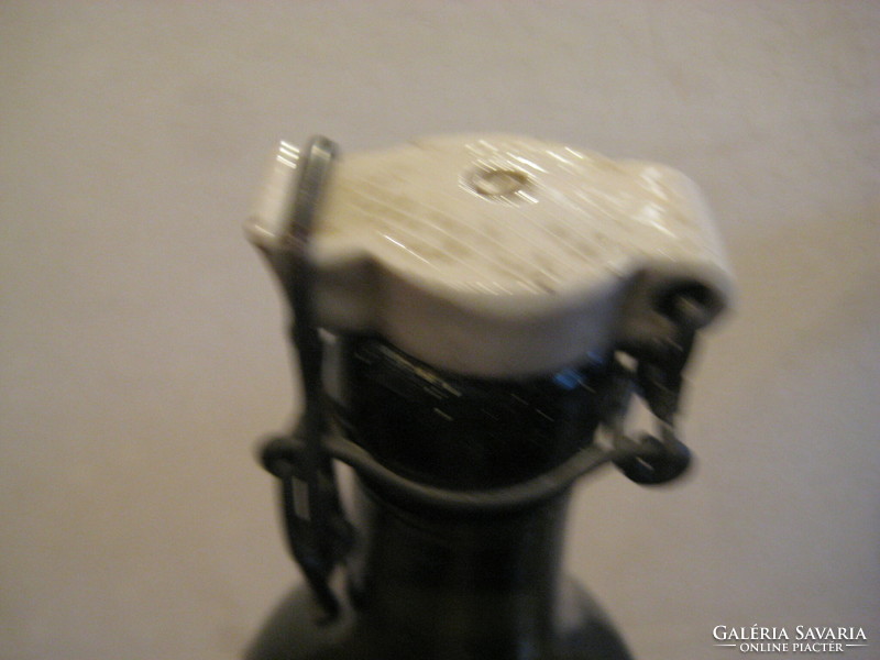 Margitszigeti  ásványvíz  , porcelán csattal  0,5 L  ,  23 cm
