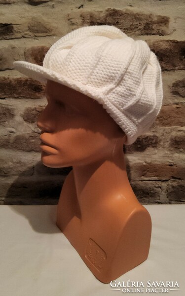 Women's knitted hat is new
