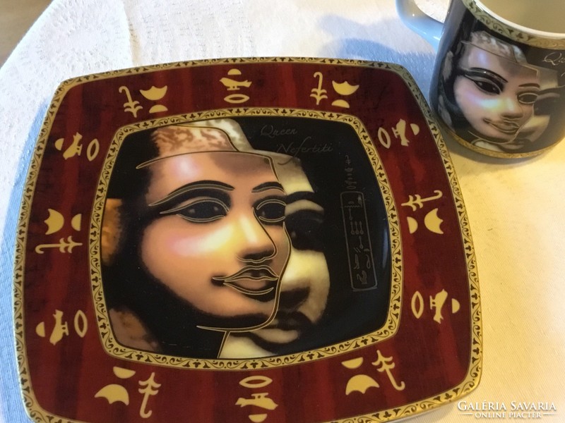 Egyiptomi porcelán tányér és csésze, vitrin