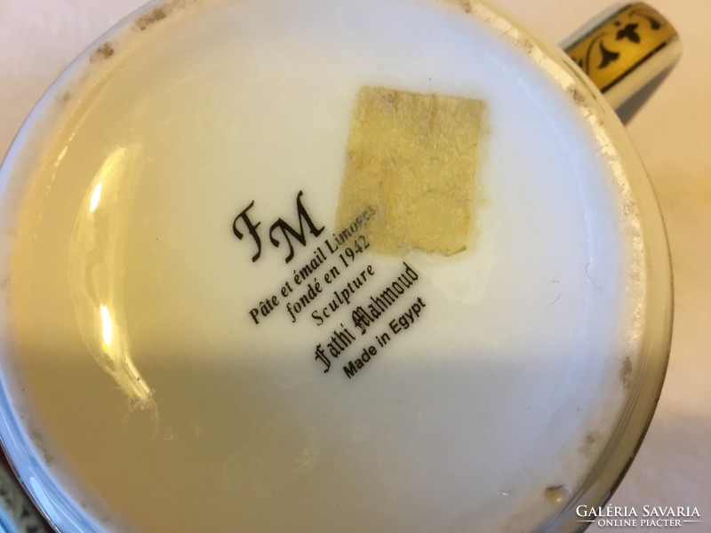 Egyiptomi porcelán tányér és csésze, vitrin