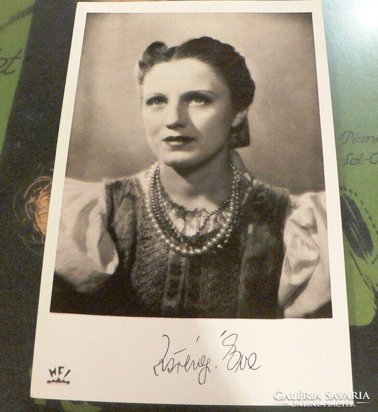 Szörényi Éva nyomtatott aláírása az őt ábrázoló fotóképeslapon