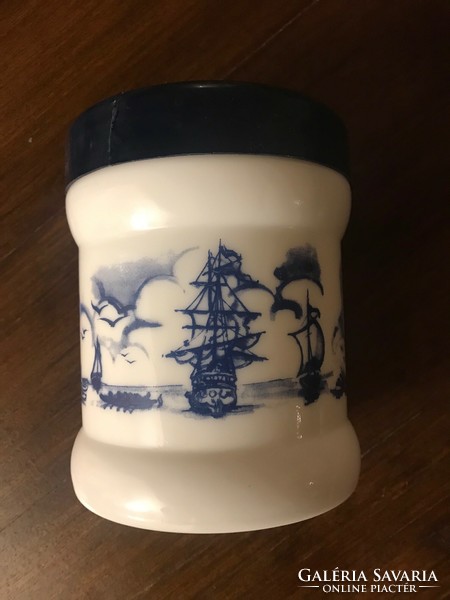 Porcelain container with plastic lid. The pot is undamaged, but the roof is glued. 16X12 cm Dutch