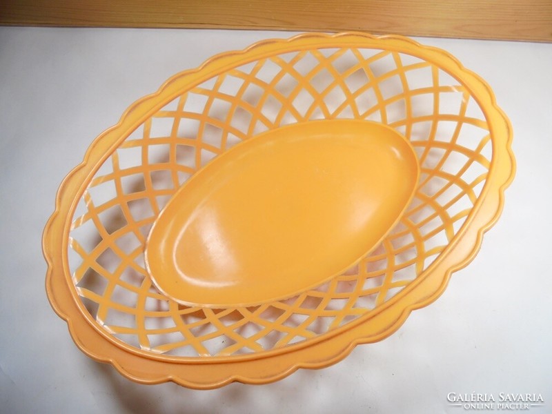 Retro plastic fruit bowl