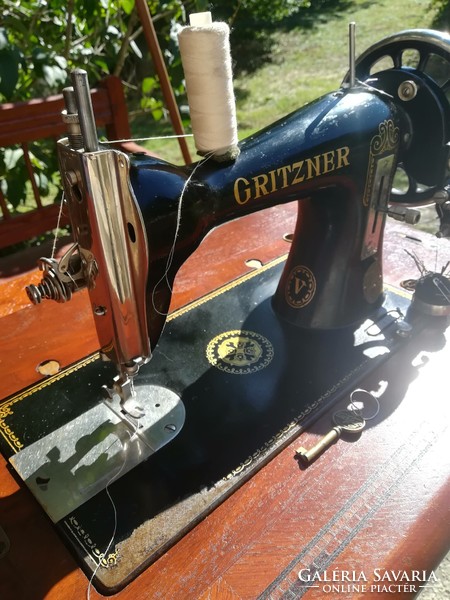Gritzner varrógép, működőképes; egy zárható fiókkal, és fa fedődobozzal, eredeti tartozékaival