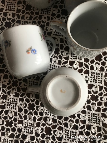 Porcelán kávés csészék,virágmintás dekorral,ismeretlen manufaktura munkája. Sérülésmentes állapotban