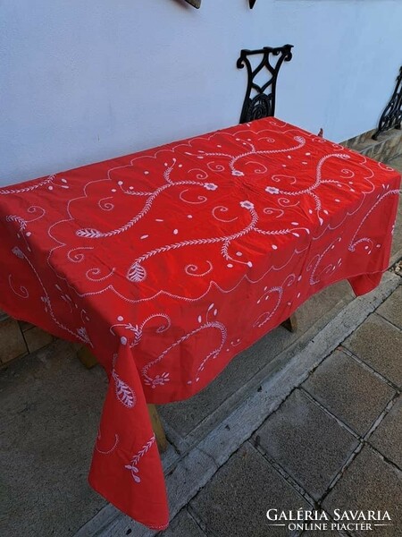 Beautiful embroidered tablecloth, 139*192 cm.