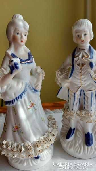 Porcelán szobrocskák, barokkos öltözékben, csipkés ruházatban, színes virágmotívumokkal., szí