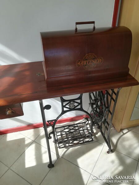 Gritzner sewing machine, working; with a lockable drawer and wooden cover box with original accessories