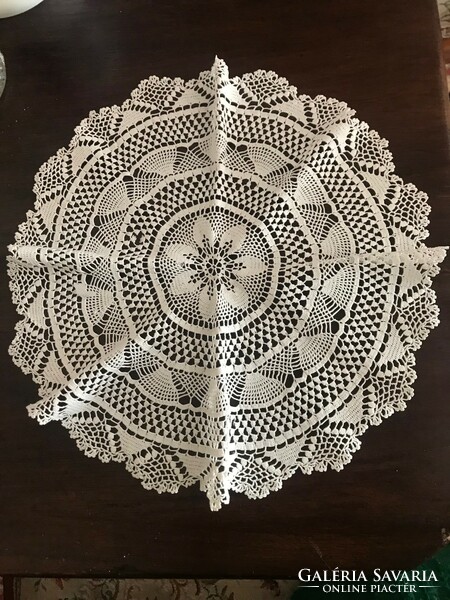 Hand crocheted lace tablecloth. Size: 32 cm diameter 1960s.