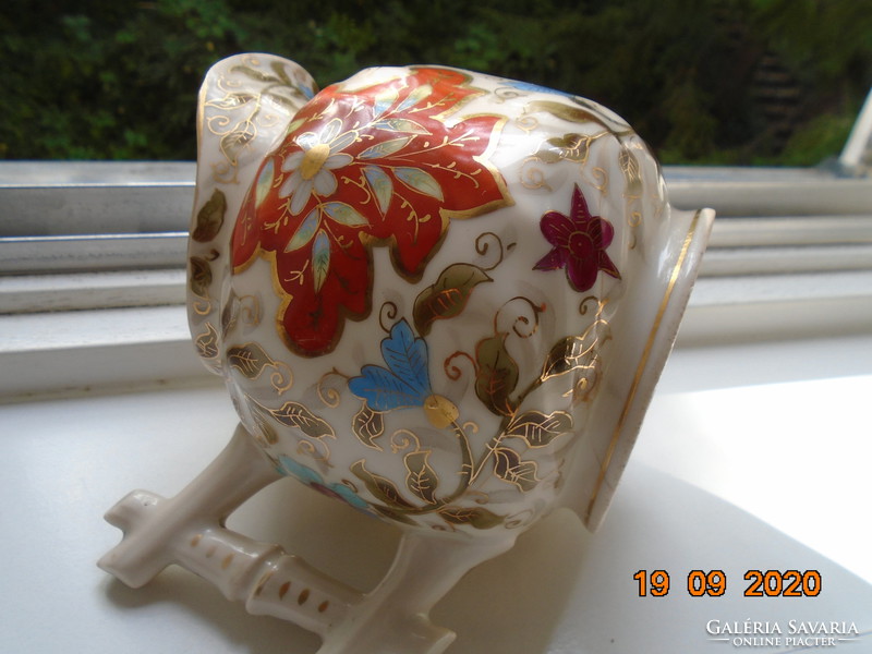 19.Hand-painted, numbered, jug-twisted jug with gold brocade flower patterns and wooden branch with pliers