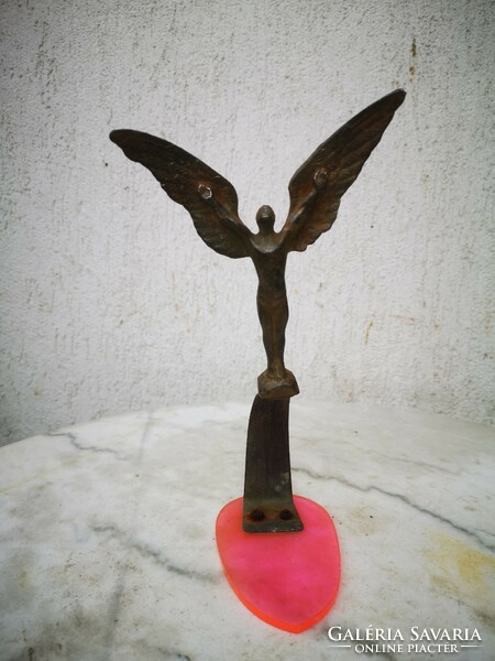 Különleges Art Deco Szecesszió stílusú Ikarus szobor fémből.(Meztelen repülő férfi) bakelit talpon