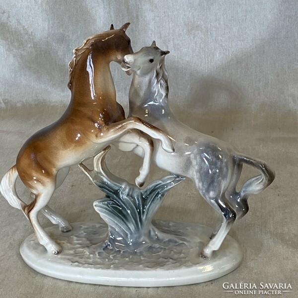 Antik porcelán játszó lovak