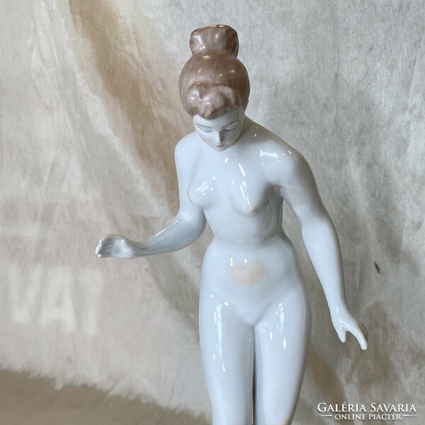 Aquincumi antik porcelán vízbelépő nő